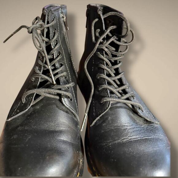 Women's Sz 5 DR. MARTENS 1460 Barely Worn Black Leather Side Zip Up Combat Boots - Picture 6 of 11